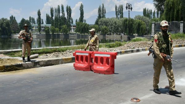 বুরহান ওয়ানির মৃত্যু দিবসে থমথমে কাশ্মীর, বিস্ফোরণ কুপওয়ারায়
