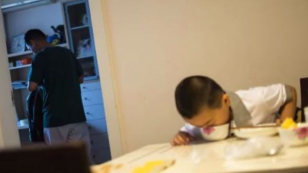 বাবার জীবন বাঁচাতে সারাদিন ধরে খাচ্ছে চিনের এই ১১-বছরের বালক; ব্যাপারটা কী?