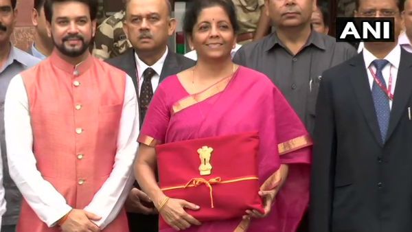 ব্রিটিশদের 'ব্রিফকেস' সংষ্কৃতি সরিয়ে হাতে 'লাল ব্যাগ' তুলে নিলেন অর্থমন্ত্রী নির্মলা