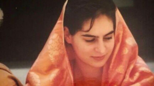 #SareeTwitter বিয়ের সময়ের শাড়ি পরা ছবি! প্রিয়ঙ্কার মতোই প্রভাবশালীরা শেয়ার করলেন নানা মুডের ছবি