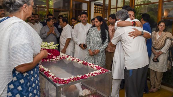 আজই শেষকৃত্য শীলা দিক্ষিতের, শেষ শ্রদ্ধা জানাতে দিল্লির বািড়তে ভিড়