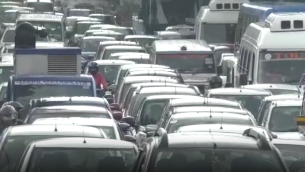 নিউটাউনের বিশ্ববাংলা সরণীতে অফিস টাইমে যানজট-দুর্ভোগ