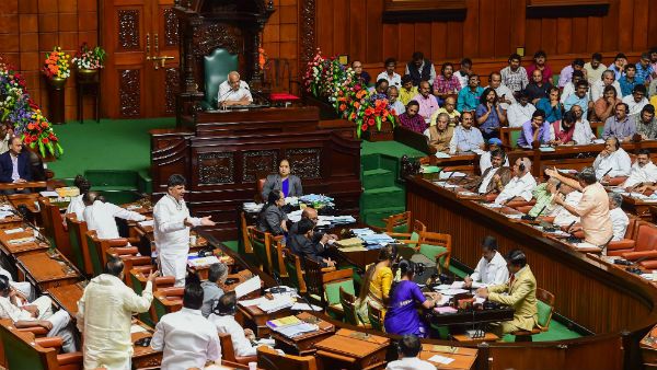 রাষ্ট্রপতি শাসনের পথে কর্ণাটক? কোন পথে এগোচ্ছে এরাজ্যে রাজনীতি!