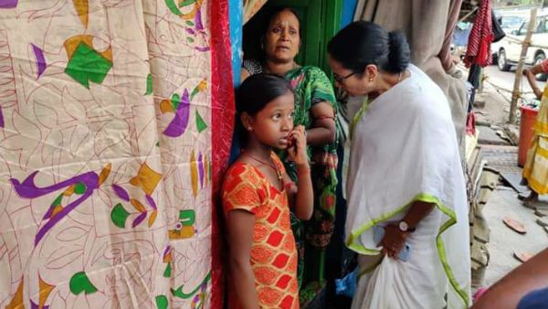 হাওড়ায় বস্তিতে ঘুরে এলাকাবাসীর সঙ্গে জনসংযোগ খোদ মুখ্যমন্ত্রীর
