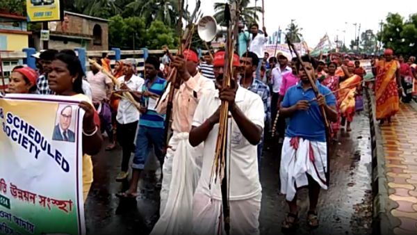 স্মারকলিপি জমা দেওয়ার নামে তির-ধনুক নিয়ে মিছিল বসিরহাটে