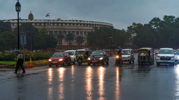ফুঁসছে যমুনা, দিল্লিতে জারি বন্যা সতর্কতা, লোহা পুলে বন্ধ হল যান চলাচল