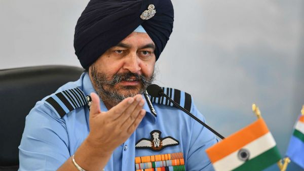 ৪৪ বছরের পুরনো যুদ্ধবিমান কেন চালাব? মন্ত্রী রাজনাথের সামনেই প্রশ্ন তুললেন বায়ুসেনা প্রধান