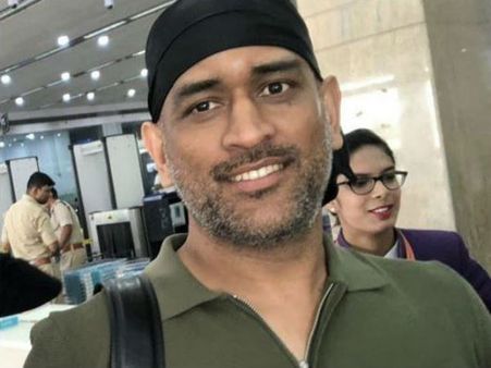 নতুন লুকে ধরা দিলেন ধোনি, দেখুন মাহির নতুন লুক