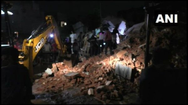 মোদী রাজ্যে সরকারি আবাসন ধসে ভয়াবহ দুর্ঘটনা! ৪ মাসের শিশুসহ মৃত ৪