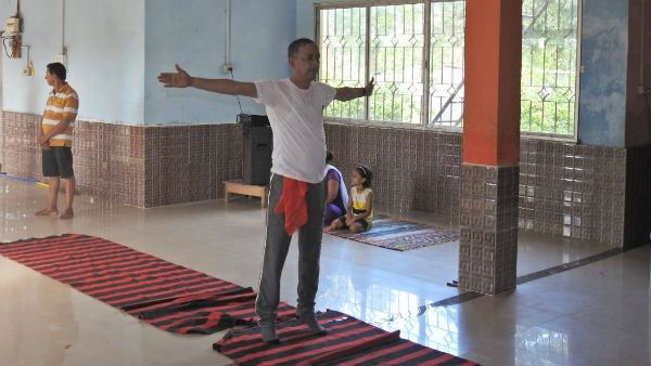 কণ্ঠে ‘বড় আশা করে এসেছি গো...’ গান, জনসংযোগে বিভোর গৌতম যেন ঘরের ছেলে