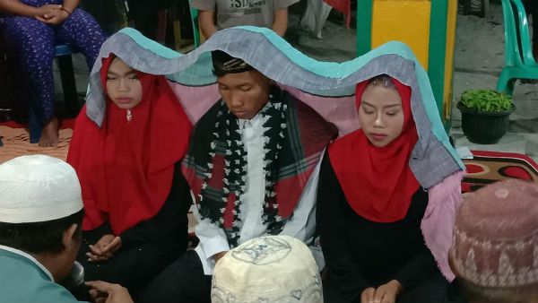 নিজের দুই গার্লফ্রেন্ডকেই একসঙ্গে বিয়ে করে ফেললেন যুবক! কেন জানেন