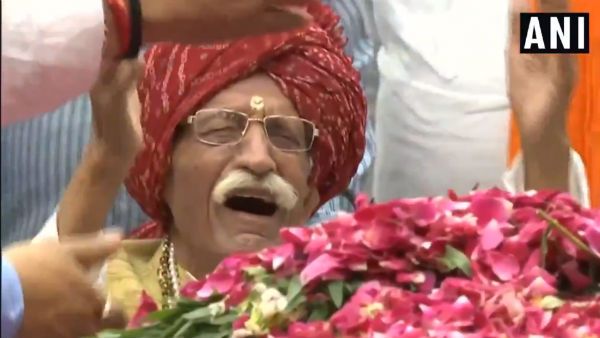 সুষমার শেষযাত্রায় পায়ের কাছে কান্নায় ভেঙে পড়লেন এমডিএইচের মালিক ৯৬ বছরের ধর্মপাল গুলাটি