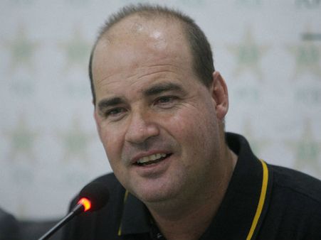 পাকিস্তানের কোচ পদ থেকে সরিয়ে দেওয়া হল মিকি আর্থারকে, কিন্তু কেন