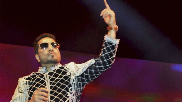 পাকিস্তানে গিয়ে গান গেয়ে ভারতে মিকার গানের কেরিয়ার শেষ! গায়কের 'কীর্তি' ঘিরে জারি নিষেধাজ্ঞা