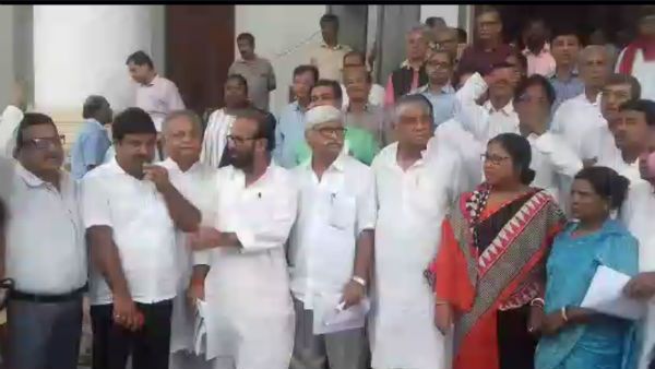 পার্শ্বশিক্ষকদের উপরে পুলিশের লাঠি, আলোচনা চেয়ে বিধানসভায় ওয়াক আউট বাম-কংগ্রেসের