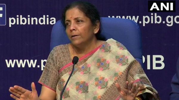 রাষ্ট্রায়ত্ব ব্যাঙ্কগুলির মিশে যাওয়া নিয়ে বড় ঘোষণা করলেন অর্থমন্ত্রী