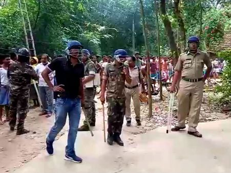 বুজরুকির ঠ্যালায় প্রাণ নিয়ে টানাটানি কিশোরীর, বসিরহাটে তান্ত্রিকের বাড়ি জ্বালাল গ্রামবাসীরা