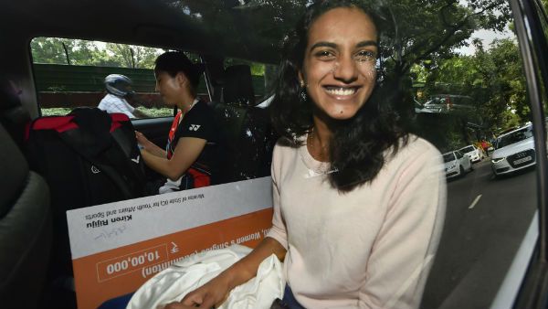 সোনা জিতে দেশে ফিরলেন ব্যাডমিন্টনের বিশ্ব চ্যাম্পিয়ন পি ভি সিন্ধু