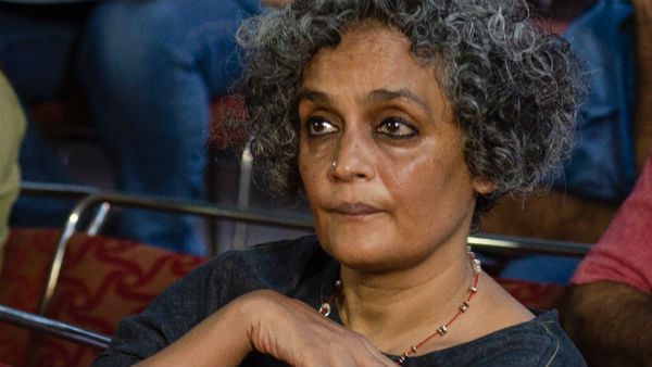 'অরুন্ধতী রায় অপরাধী রঙ্গা বিল্লার থেকে অনুপ্রেরণা পান', লেখিকাকে আক্রমণ উমা ভারতীর