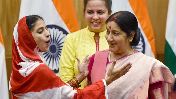 পাকিস্তান থেকে গীতাকে ফিরিয়ে এনেছিলেন সুষমা, শেষ শ্রদ্ধায় মন ছুঁয়ে নিলেন ভোপালের মেয়ে