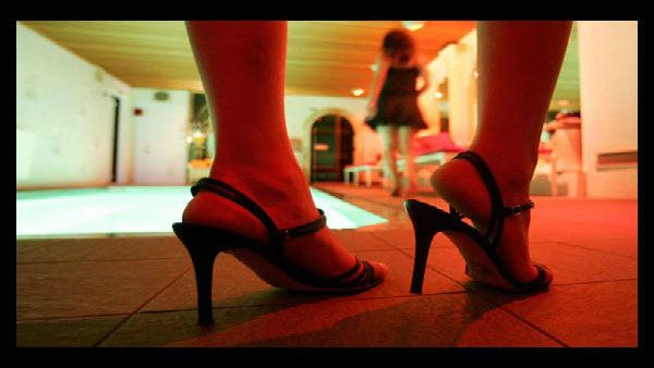 অধীর গড়ে প্রশাসনের নাকের ডগায় দেহব্যবসা চালানোর অভিযোগ! সরকারিকর্মীর 'হাতে' পুলিশ, নেতা