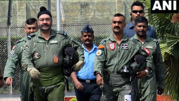 'গোঁফের ধরন পাল্টালেও স্টাইল একই রয়েছে'! অভিনন্দন বর্তমানকে নিয়ে উচ্ছ্বসিত সোশ্যাল মিডিয়া