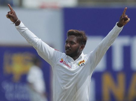 ১২ মাসের জন্য নির্বাসিত শ্রীলঙ্কার স্পিনার আকিলা ধনঞ্জয়
