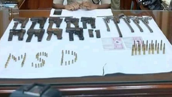 মুর্শিদাবাদ থেকে উদ্ধার জাল নোট ও আগ্নেয়াস্ত্র