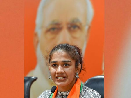 বিজেপিতে যোগ দিয়ে হরিয়ানার ইনসপেক্টর পদ থেকে ইস্তফা দিলেন ফোগাত