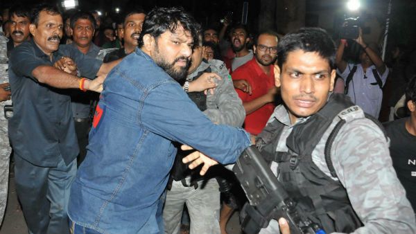 বাবুল সুপ্রিয় বিরুদ্ধে এফআইআর যাদবপুর থানায়, উসকানির অভিযোগ বাম-ছাত্রদের