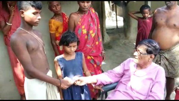 অসহায় ভাইবোনের পাশে বাম বিধায়ক! তুলে দিলে আর্থিক সাহায্য