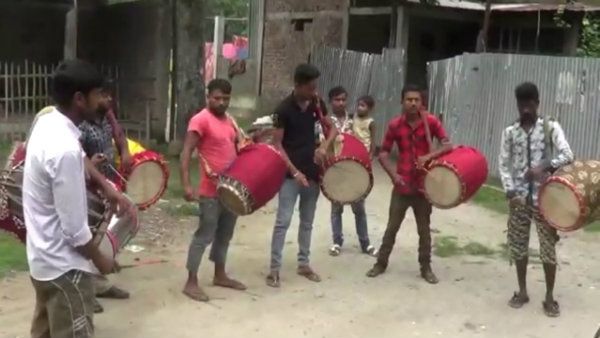 পুজো আসে, পুজো যায়, ঢাকিপাড়ার ঢাকিদের মুখে আর হাসি ফোটে না