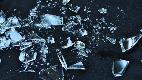 ৪০ বছর ধরে কাচ খেয়েও দিব্যি বেঁচে আছেন মধ্যপ্রদেশের এই আইনজীবী