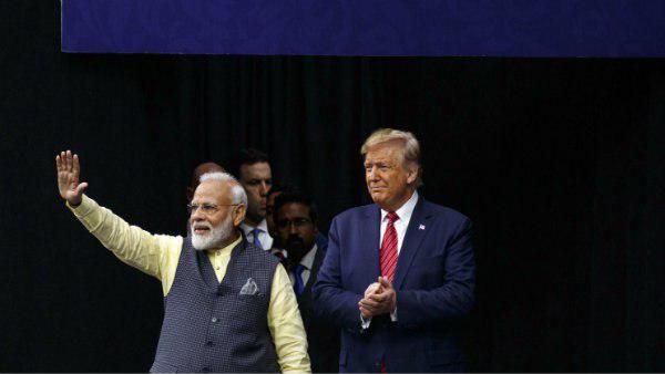 পাকিস্তানকে 'বার্নল' লাগানোর পরামর্শ! হাউডি মোদীর সাফল্যের পর পাক মন্ত্রীর টুইটে ব্যাপক তোলপাড়