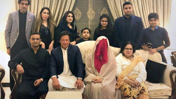 ইমরানের তৃতীয় স্ত্রী দু'টি ‘জিন’ পুষেছেন! প্রতিদিন তাদের রান্না করা মাংস খাওয়ান