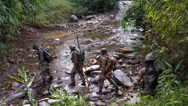 ফের কাশ্মীরে সেনা ছাউনিতে হামলার ছক কষছে লস্কর জঙ্গিরা