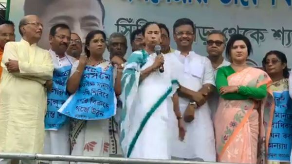 বিজেপিকে জানাই ধিক্কার! ব্যাঙ্ক সংযুক্তিকরণ নিয়ে কেন্দ্র তীব্র আক্রমণ মমতার