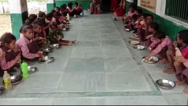 রান্না হয়নি, পড়ুয়াদের পাতে পড়ল মুড়ি-চানাচুর, বিতর্কে বালির স্কুল