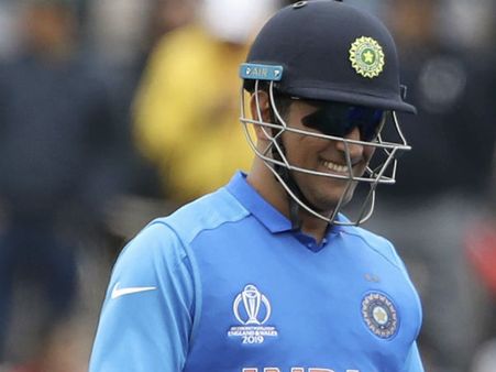 ধোনিই সর্বকালীন সেরা ফিনিশার, মাহির কোন গুণে এমন বললেন হাসি