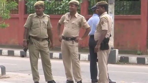 আদালতের নির্দেশ লঙ্ঘন, বাজি ফাটানো আটকাতে গিয়ে আক্রান্ত পুলিস, বেধড়ক মার, আশঙ্কাজনক ২