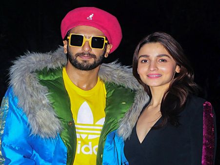 প্রিমিয়ার লিগ ডার্বির বাজারে উত্তেজনা ছড়ালেন 'গাল্লি বয়' রনবীর, দেখুন সেই ভিডিও