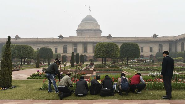 দিল্লির বায়ুর মান নিয়ে চিন্তিত ছোট্ট পরিবেশ রক্ষা কর্মী, রাষ্ট্রপতি ভবনের সামনে ধর্না