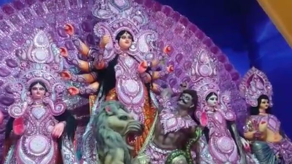দুর্গাপুজো ২০১৯ : বাকিংহ্যাম প্যালেস দেখতে হলে লন্ডন নয়, চলে আসুন বারাসতের রথতলায়