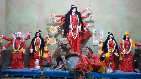 দুর্গার হাতে নেই কোনও অস্ত্র! বহরমপুরের মণ্ডপে কালিকাপ্রসাদকে স্মরণ