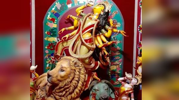 বাবু বাগানে পটের কাজে পরিবেশ রক্ষার মহান বার্তা