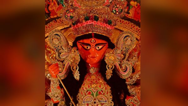 ছবি তুলছেন মা দুর্গা, তাই হাতিবাগান সর্বজনীনে মানুষের ঢল