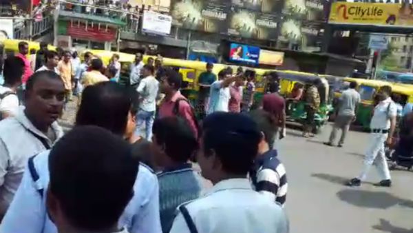 উল্টোডাঙ্গায় অবরোধে অটোচালকেরা, পুজোর মধ্যে সমস্যায় পথচলতি মানুষ