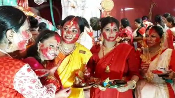 বিজয়া দশমীর বিষাদের সুরেই সিঁদুর খেলায় মাতল বাগবাজার