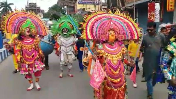 ছৌ নাচের তালে বিসর্জনের শোভাযাত্রা রায়গঞ্জে