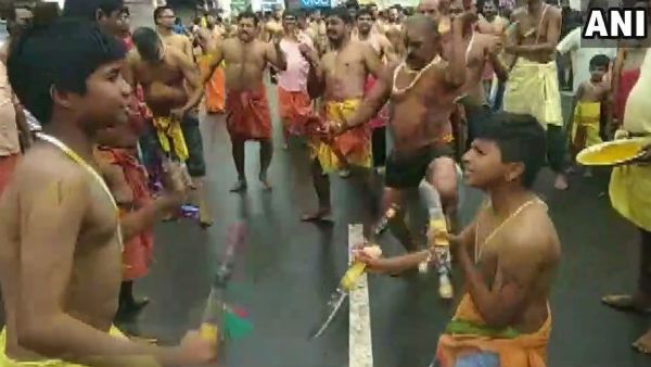 পিঠে ছুরিকাঘাত থেকে শস্ত্রপুজো!'২০১৯ দশেরা' ঘিরে ঐতিহ্য-পরম্পরা পালিত দেশজুড়ে